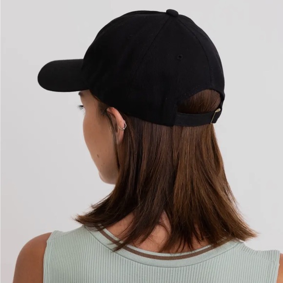 Bow-Embroidered Caps - Green or Black - Picture 3 of 9